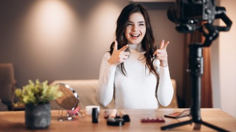 Gənc qızlar arasında yayılan “influencer” xəstəliyi: səbəbi nələrdir?