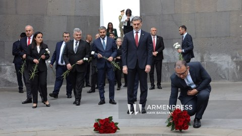 Gürcüstan prezidenti qondarma erməni soyqırımı abidəsini ziyarət edib - FOTO