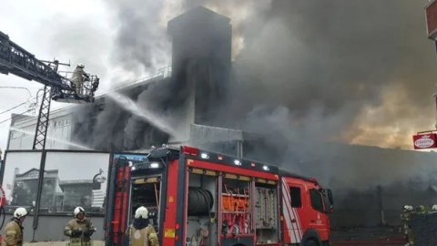İstanbulda fabrik yanır
