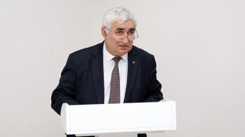 Öpməkçin müqəddəs bir mövqe varsa, o da müəllimin əlidir, anla!...