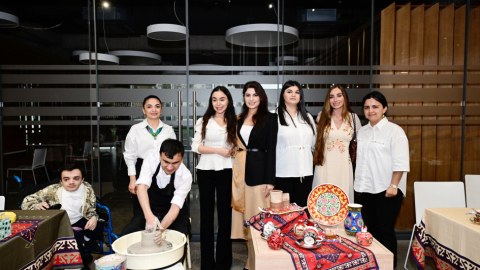 Leyla və Arzu Əliyevalar həssas qrupların yaradıcılığı ilə tanış olublar