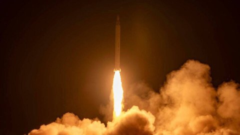 İran yeni balistik raketini təqdim etdi