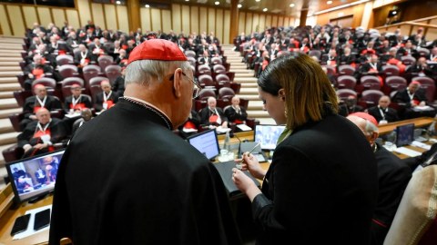Papanın üzüyü və möhürü məhv edildi