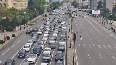 Yağışlı Bakının tıxaclı YOLLARI