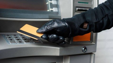 Bank kartlarından 33 min manatdan çox pul oğurlandı