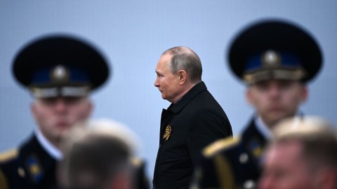 Putin qələbəni necə nüfuzdan salır... - Qırmızı Meydanda &ldquo;təkadamlıq&rdquo; PARAD