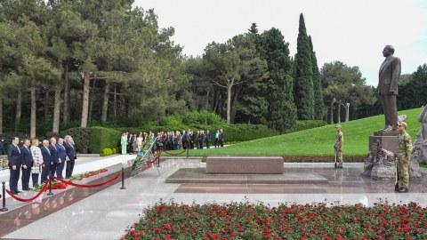 BMU-nun kollektivi Ümummilli Liderin məzarını ziyarət edib - FOTO