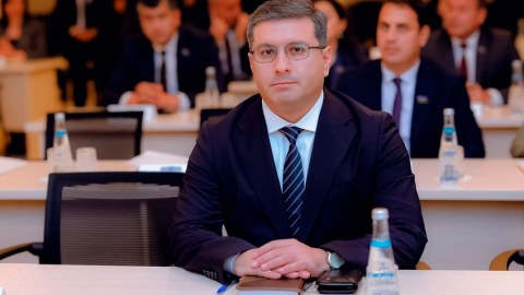 Rövnəq Abdullayev naziri kollektivə təqdim etdi