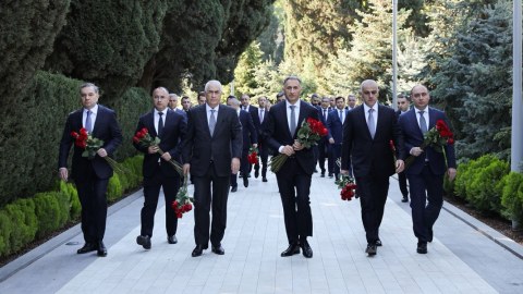 Rəqəmsal İnkişaf və Nəqliyyat Nazirliyinin kollektivi Ulu Öndər məzarını ziyarət etdi