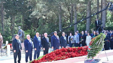 Milli Məclisin kollektivi Fəxri xiyabanda - FOTO