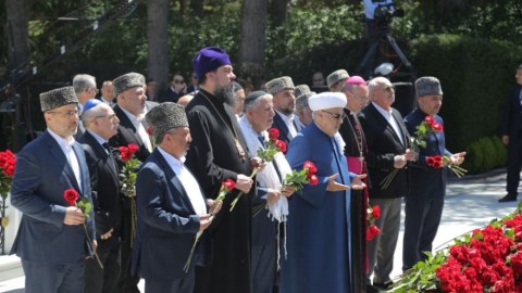 Dini konfessiya rəhbərləri Ulu Öndərin məzarını ziyarət etdi - FOTO