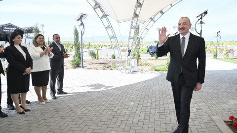 Prezident Kəngərliyə köçən&nbsp;sakinlərlə görüşdü - Evlərin açarları təqdim olundu