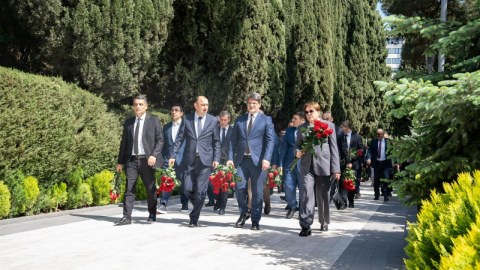 ETSN kollektivi Ulu Öndərin məzarını ziyarət etdi - FOTOLAR