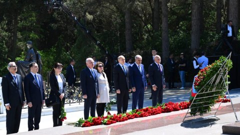 Konstitusiya Məhkəməsinin kollektivi Fəxri xiyabanda