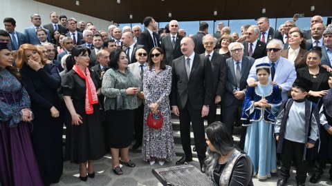 Prezident və birinci xanımı "Qarabağ" mahnısı ilə qarşıladılar - VİDEO