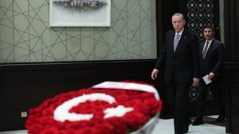 Ərdoğanın iclasına 102 ədəd gül göndərdi - FOTO