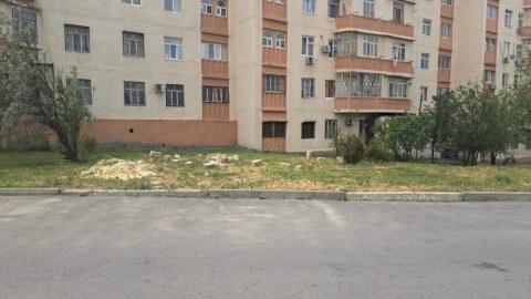 Binanın həyətində qanunsuz yerləşdirilmiş köşk söküldü