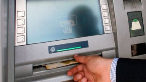 Bankomatda unutduğu pulu oğurladılar