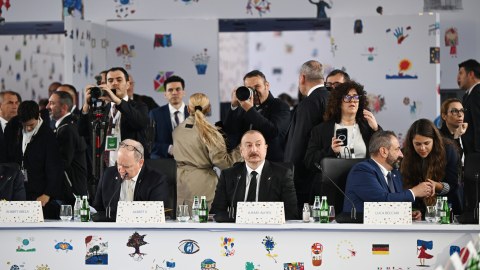 Prezident Zirvə toplantısının açılış plenar sessiyasında iştirak edib