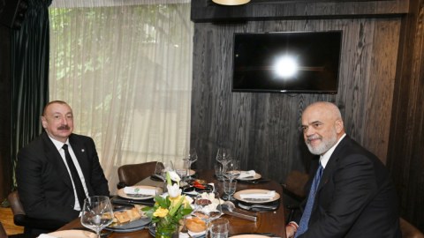 İlham Əliyev Baş nazirlə işçi naharda