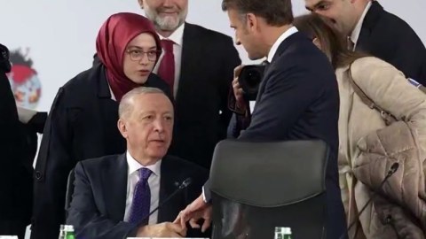 Ərdoğanın Makronun barmağını sıxma SƏBƏBİ - VİDEO