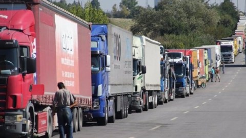 300-ə yaxın yük maşını sərhəddə növbə gözləyir