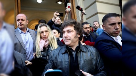 Mikrofon prezidentin üzünə dəydi:&nbsp;&ldquo;Məni qəsdən vurdunuz?&rdquo; - VİDEO