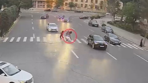 Bakıda motosiklet piyadanı vurdu - VİDEO