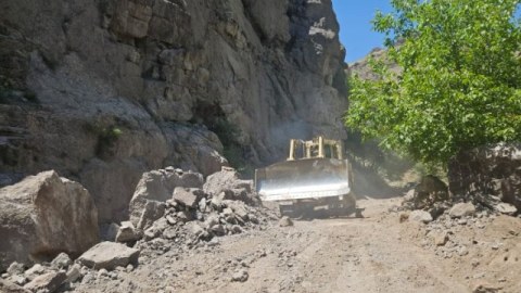 Ordubadda qaya uçdu - Yol bağlandı