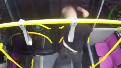 Avtobusun şüşəsini sındıran sərnişin saxlanıldı