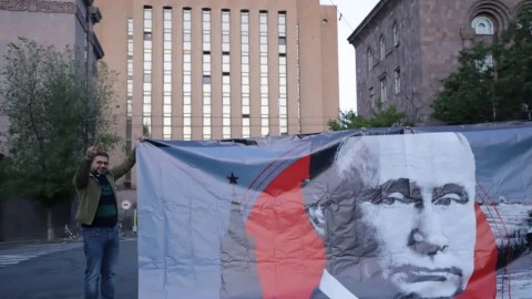 Lavrovu İrəvanda “Putin qatildir!” şüarı ilə qarşıladılar - QALMAQAL