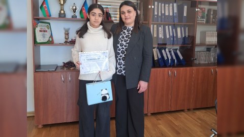 Direktor 300 bal toplayan şagirdini təbrik etdi - FOTO