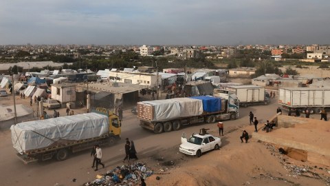 İsrail&nbsp;Qəzzaya&nbsp;100 yardım&nbsp;maşını buraxdı