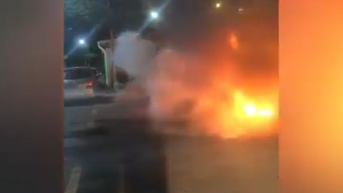 Bakıda avtomobil yandı - VİDEO
