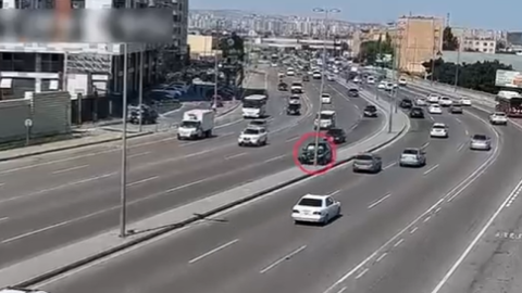 Başı telefona qarışan sürücülər qəza törətdilər - VİDEO