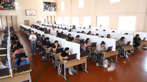 Bakı məktəblərinə işə qəbul üçün imtahan keçirilib - FOTO