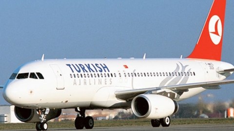 Tbilisiyə uçan təyyarə Bakıya endi