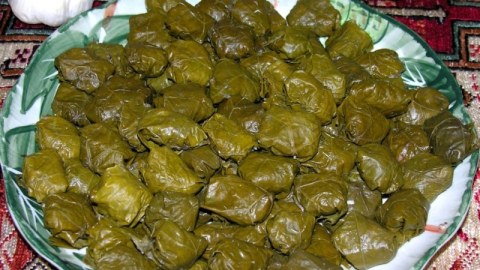 Yarpaqlar altındakı YALAN