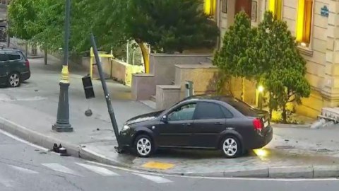 Bakıda yol qəzası - Svetofor yararsız hala düşdü