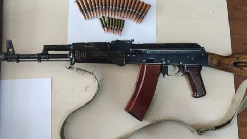 İki nəfər avtomat silahını könüllü təhvil verdi