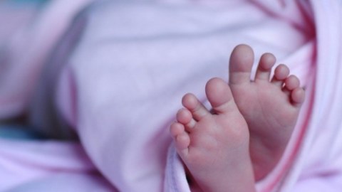 32 yaşlı qadının körpəsi ölü doğuldu