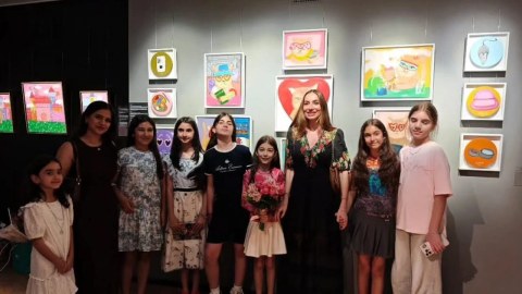 Arzu Əliyeva rəsm qalereyasında - FOTOLAR