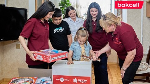 “Bakcell” “YAŞAT” Fondunun “Hədiyyə Karvanı” layihəsinə qoşuldu - FOTOLAR