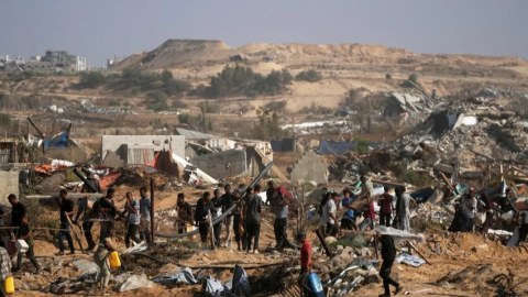 Humanitar yardım məntəqəsində onlarla fələstinli öldürüldü
