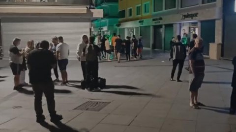 Türkiyədə güclü zəlzələ: insanlar küçələrə axışdı - ÖLƏN VAR