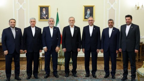 Pezeşkian yeni səfiri qəbul etdi
