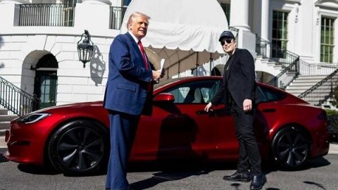 Tramp "Tesla"dan imtina edir