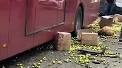 &ldquo;BakuBus&rdquo;un avtobusu &ldquo;Ford&rdquo;la toqquşdu, meyvələr yola dağıldı&nbsp;- Video