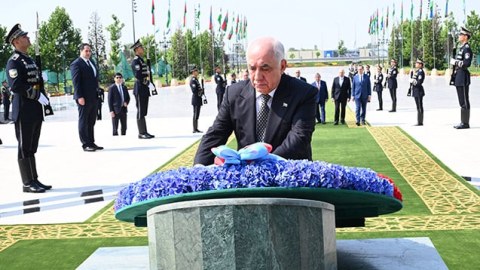 Əli Əsədov Daşkənddə Müstəqillik abidəsini ziyarət etdi - Fotolar