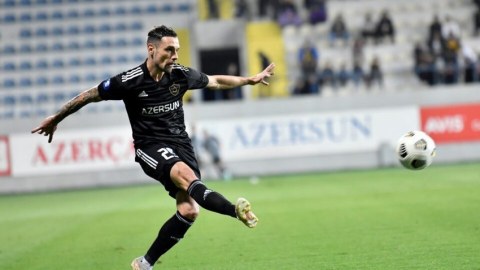 Daha bir futbolçu "Qarabağ"la vidalaşdı